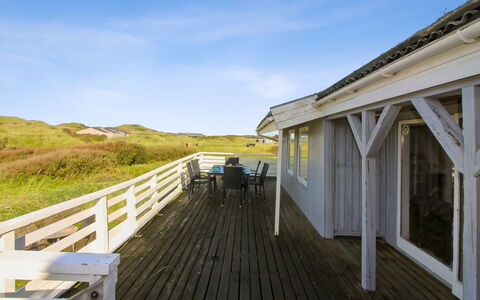 Trude - 250M from the Sea: Struik, Stedelijk Ontwerp, Groundcover, Steen, Appartement, Landgoed, Metselwerk, Balkon, Landscaping