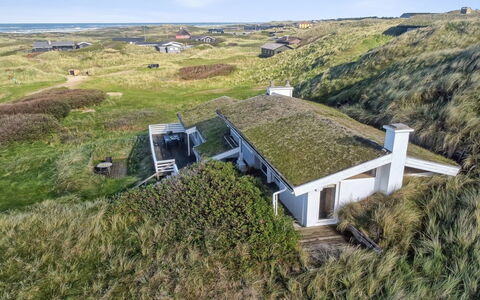 Trude - 250M from the Sea: Struik, Stedelijk Ontwerp, Groundcover, Steen, Appartement, Landgoed, Metselwerk, Balkon, Landscaping