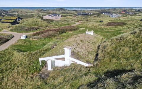Trude - 250M from the Sea: Struik, Stedelijk Ontwerp, Groundcover, Steen, Appartement, Landgoed, Metselwerk, Balkon, Landscaping