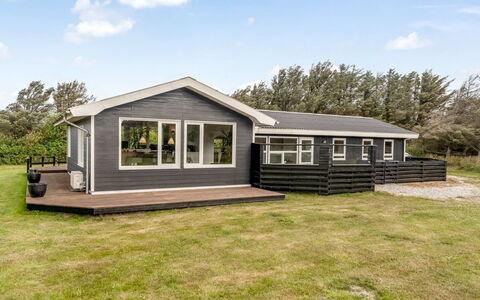 Bengta - 200M from the Sea: Huis, Dak, Huis, Verblijf, Schuur, Garden Gebouwen, Siding, Werf, Blokhut, Hut
