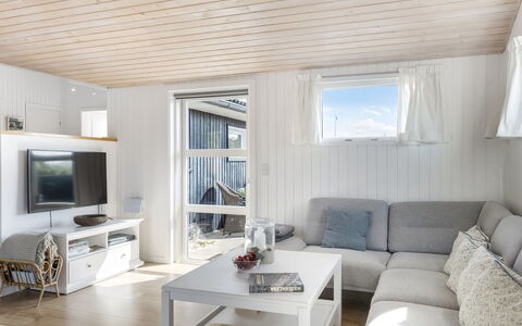 Ingemar - 100M from the Sea: Hout, Flooring, Interieur Ontwerp, Verdieping, Meubilair, Plafond, Bankstel, Woonkamer, Huis, Houten Vloer