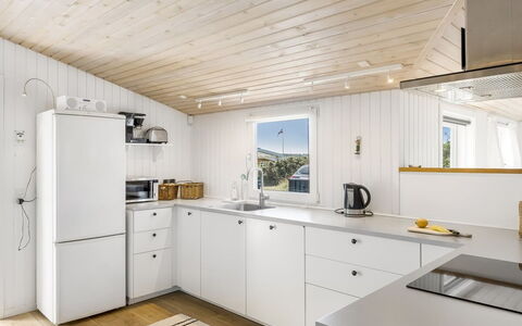 Ingemar - 100M from the Sea: Keuken, Hout, Flooring, Countertop, Toestel Van De Keuken, Major Appliance, Interieur Ontwerp, Plafond, Cabinetry, Verdieping