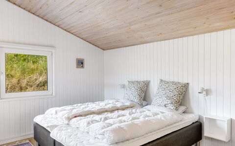 Ingemar - 100M from the Sea: Hout, Slaapkamer, Bed, Bedding, Laken, Plafond, Interieur Ontwerp, Bed Frame, Linens, Hoofdkussen