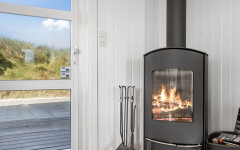 Ingemar - 100M from the Sea: Haard, Houtkachel, Houten Vloer, Woonkamer, Fireplace, Lamp