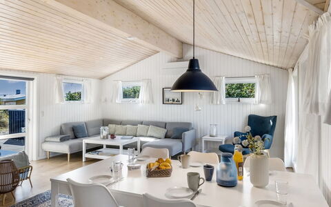 Ingemar - 100M from the Sea: Meubilair, Interieur Ontwerp, Hout, Bankstel, Plafond, Flooring, Woonkamer, Huis, Verdieping, Tafel