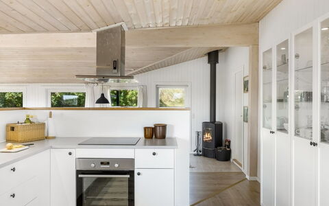 Ingemar - 100M from the Sea: Flooring, Keuken, Interieur Ontwerp, Countertop, Hout, Verdieping, Plafond, Lichte Inrichting, Meubilair, Cabinetry