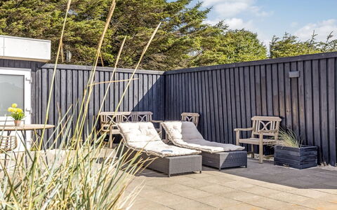 Ingemar - 100M from the Sea: Hout, Buitenmeubels, Hardwood, Plank, Dek, Tuin, Backyard, Houten Vloer, Beits, Werf