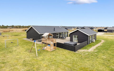 Tatiane - 1.5Km from the Sea: Huis, Huis, Deur, Dak, Verblijf, Landgoed, Tuin, Schaduw, Siding, Werf