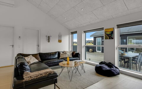 Tatiane - 1.5Km from the Sea: Huis, Huis, Deur, Dak, Verblijf, Landgoed, Tuin, Schaduw, Siding, Werf