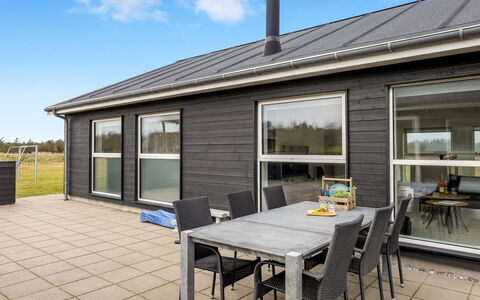 Tatiane - 1.5Km from the Sea: Huis, Huis, Deur, Dak, Verblijf, Landgoed, Tuin, Schaduw, Siding, Werf