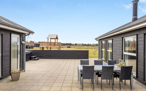 Tatiane - 1.5Km from the Sea: Huis, Huis, Deur, Dak, Verblijf, Landgoed, Tuin, Schaduw, Siding, Werf