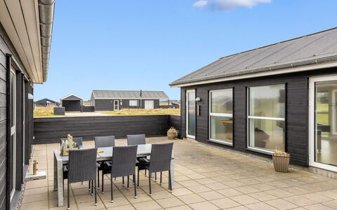 Tatiane - 1.5Km from the Sea: Huis, Huis, Deur, Dak, Verblijf, Landgoed, Tuin, Schaduw, Siding, Werf