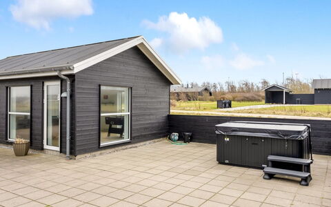 Tatiane - 1.5Km from the Sea: Huis, Huis, Deur, Dak, Verblijf, Landgoed, Tuin, Schaduw, Siding, Werf