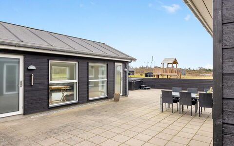 Tatiane - 1.5Km from the Sea: Huis, Huis, Deur, Dak, Verblijf, Landgoed, Tuin, Schaduw, Siding, Werf