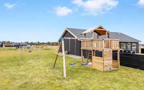 Tatiane - 1.5Km from the Sea: Huis, Huis, Deur, Dak, Verblijf, Landgoed, Tuin, Schaduw, Siding, Werf