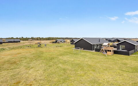 Tatiane - 1.5Km from the Sea: Huis, Huis, Deur, Dak, Verblijf, Landgoed, Tuin, Schaduw, Siding, Werf
