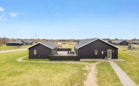 Tatiane - 1.5Km from the Sea: Huis, Huis, Deur, Dak, Verblijf, Landgoed, Tuin, Schaduw, Siding, Werf