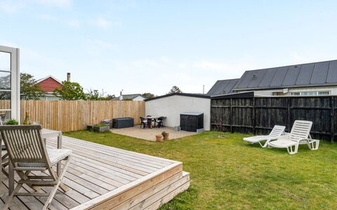 Sofine - 250M from the Sea: Dak, Huis, Land Lot, Backyard, Tuin, Dek, Schaduw, Verblijf, Werf, Houten Vloer