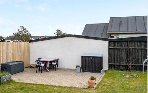 Sofine - 250M from the Sea: Dak, Woongebied, Huis, Huis, Land Lot, Backyard, Tuin, Verblijf, Werf, Siding