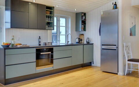Sofine - 250M from the Sea: Toestel Van De Keuken, Flooring, Keuken, Major Appliance, Cabinetry, Hout, Verdieping, Huishoudapparatuur, Countertop, Houten Vloer