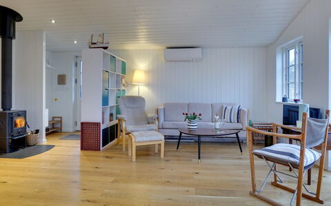Sofine - 250M from the Sea: Meubilair, Flooring, Interieur Ontwerp, Verdieping, Houten Vloer, Hout, Plafond, Woonkamer, Kamer, Verlichting