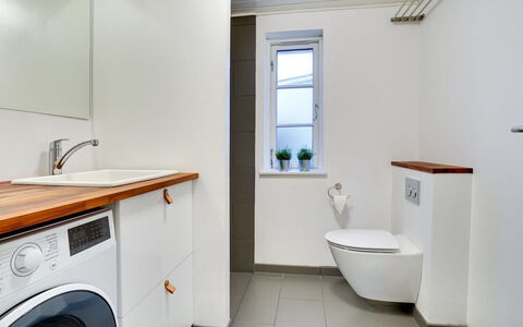 Sofine - 250M from the Sea: Flooring, Verdieping, Loodgieterswerkinrichting, Interieur Ontwerp, Hout, Wasmachine, Loodgieter, Badkamer, Kraan, Wasdroger