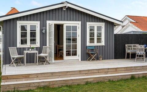 Sofine - 250M from the Sea: Hout, Deur, Verblijf, Siding, Plank, Hardwood, Dek, Veranda, Garden Gebouwen, Schuur