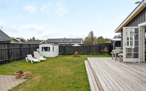 Sofine - 250M from the Sea: Huis, Dak, Huis, Woongebied, Siding, Verblijf, Veranda, Schaduw, Dek, Backyard