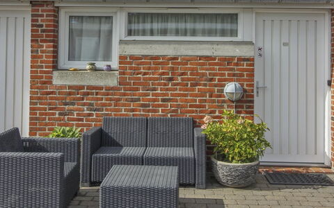Skarp - 500M from the Sea: Huis, Huis, Deur, Dak, Verblijf, Landgoed, Tuin, Schaduw, Siding, Werf