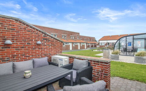 Skarp - 500M from the Sea: Huis, Huis, Deur, Dak, Verblijf, Landgoed, Tuin, Schaduw, Siding, Werf