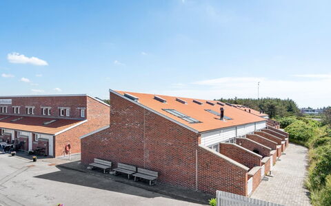 Skarp - 500M from the Sea: Huis, Huis, Deur, Dak, Verblijf, Landgoed, Tuin, Schaduw, Siding, Werf