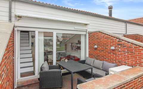 Skarp - 500M from the Sea: Huis, Huis, Deur, Dak, Verblijf, Landgoed, Tuin, Schaduw, Siding, Werf