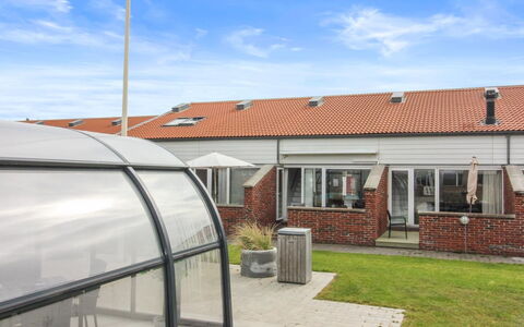 Skarp - 500M from the Sea: Huis, Huis, Deur, Dak, Verblijf, Landgoed, Tuin, Schaduw, Siding, Werf