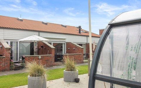 Skarp - 500M from the Sea: Huis, Huis, Deur, Dak, Verblijf, Landgoed, Tuin, Schaduw, Siding, Werf