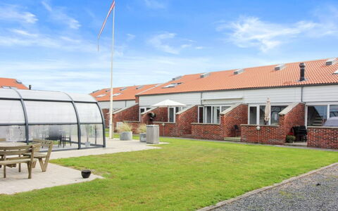 Skarp - 500M from the Sea: Huis, Huis, Deur, Dak, Verblijf, Landgoed, Tuin, Schaduw, Siding, Werf