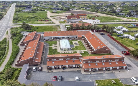 Skarp - 500M from the Sea: Huis, Huis, Deur, Dak, Verblijf, Landgoed, Tuin, Schaduw, Siding, Werf
