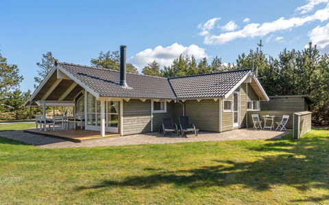 Saana - 700M from the Sea: Huis, Dak, Huis, Deur, Verblijf, Schaduw, Tuin, Groundcover, Veranda, Werf