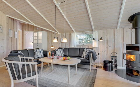 Saana - 700M from the Sea: Huis, Dak, Huis, Deur, Verblijf, Schaduw, Tuin, Groundcover, Veranda, Werf