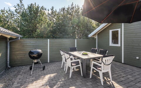 Saana - 700M from the Sea: Huis, Dak, Huis, Deur, Verblijf, Schaduw, Tuin, Groundcover, Veranda, Werf