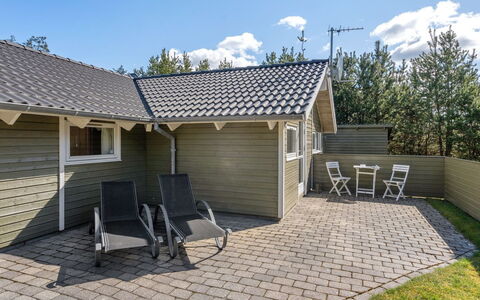 Saana - 700M from the Sea: Huis, Dak, Huis, Deur, Verblijf, Schaduw, Tuin, Groundcover, Veranda, Werf
