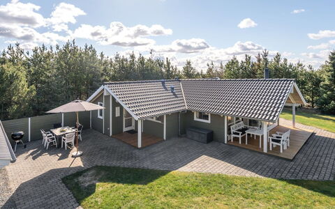 Saana - 700M from the Sea: Huis, Dak, Huis, Deur, Verblijf, Schaduw, Tuin, Groundcover, Veranda, Werf