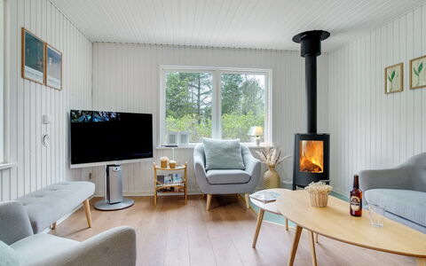 Ylva - 650M from the Sea: Hout, Huis, Veranda, Dek, Hardwood, Dak, Beits, Houten Vloer, Eco Hotel