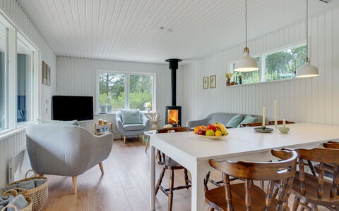 Ylva - 650M from the Sea: Hout, Huis, Veranda, Dek, Hardwood, Dak, Beits, Houten Vloer, Eco Hotel