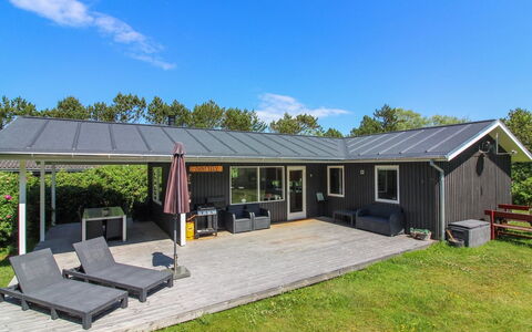 Ylva - 650M from the Sea: Hout, Huis, Veranda, Dek, Hardwood, Dak, Beits, Houten Vloer, Eco Hotel