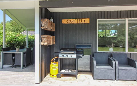 Ylva - 650M from the Sea: Hout, Huis, Veranda, Dek, Hardwood, Dak, Beits, Houten Vloer, Eco Hotel