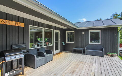 Ylva - 650M from the Sea: Hout, Huis, Veranda, Dek, Hardwood, Dak, Beits, Houten Vloer, Eco Hotel