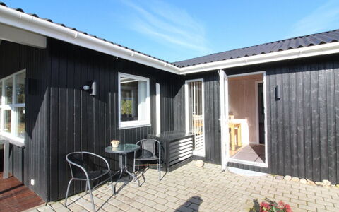 Grit - 650M from the Sea: Zwembad, Buitenmeubels, Meubilair, Toevlucht, Flagstone, Eco Hotel, Schaduw, Stoel, Vrije Tijd, Landgoed