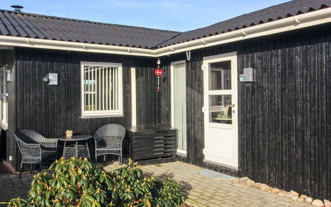 Grit - 650M from the Sea: Zwembad, Buitenmeubels, Meubilair, Toevlucht, Flagstone, Eco Hotel, Schaduw, Stoel, Vrije Tijd, Landgoed