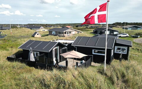 Aruna - 200M from the Sea: Huis, Huis, Deur, Dak, Verblijf, Landgoed, Tuin, Schaduw, Siding, Werf