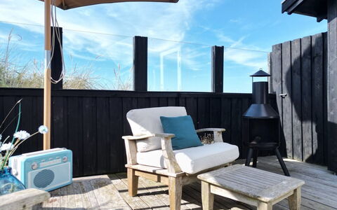 Aruna - 200M from the Sea: Huis, Huis, Deur, Dak, Verblijf, Landgoed, Tuin, Schaduw, Siding, Werf